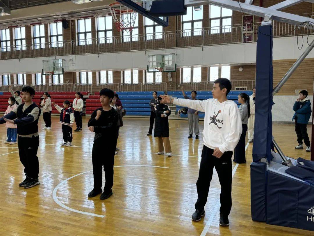 篮球裁判在球赛中发挥重要作用,维护比赛公平 篮球裁判在球赛中发挥重要作用,维护比赛公平