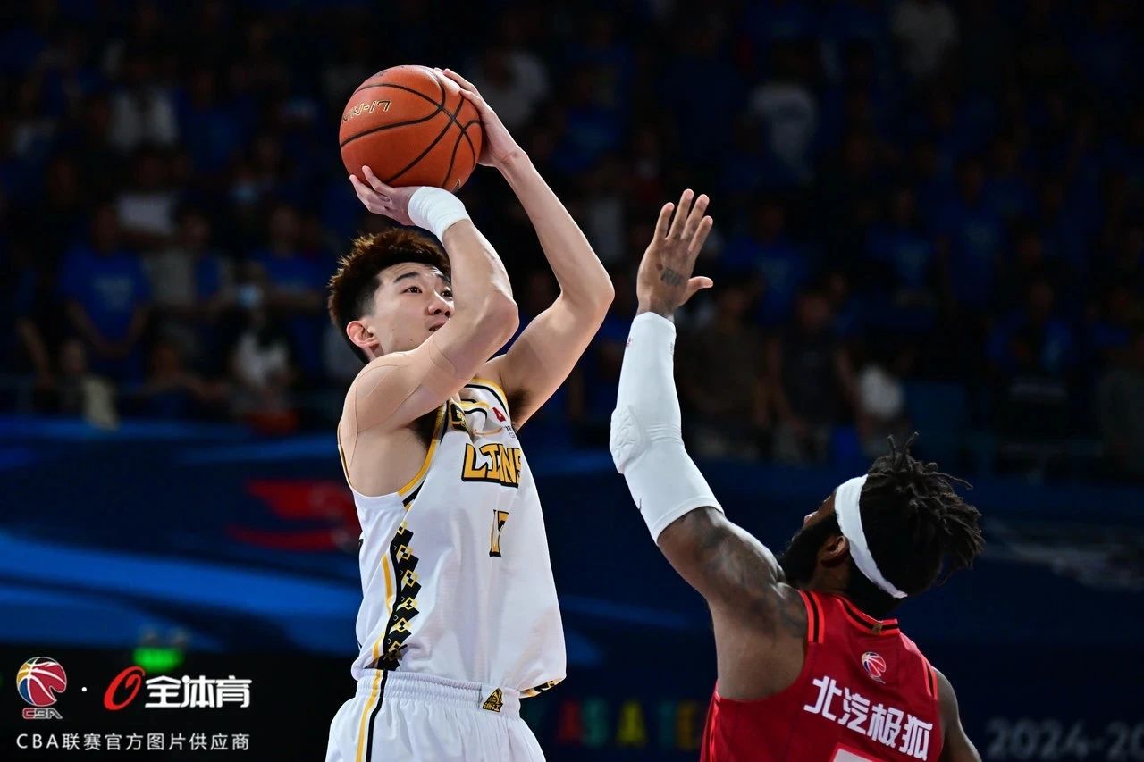 关于经典比赛再现:球员们诠释拼搏精神令人感动的信息 关于经典比赛再现:球员们诠释拼搏精神令人感动的信息