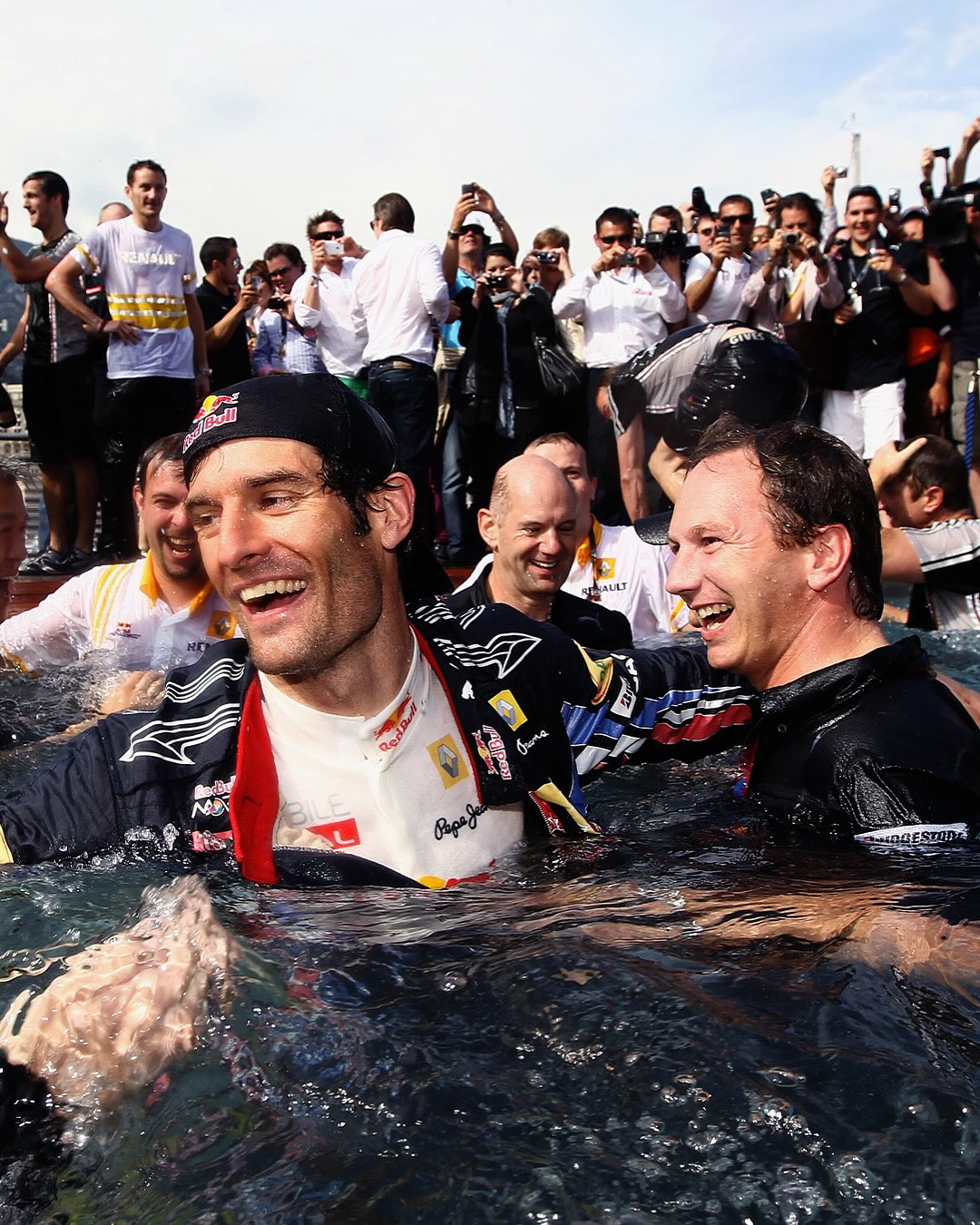 红牛车队完胜红牛二队,拉塞尔统治全场 红牛车队完胜红牛二队,拉塞尔统治全场