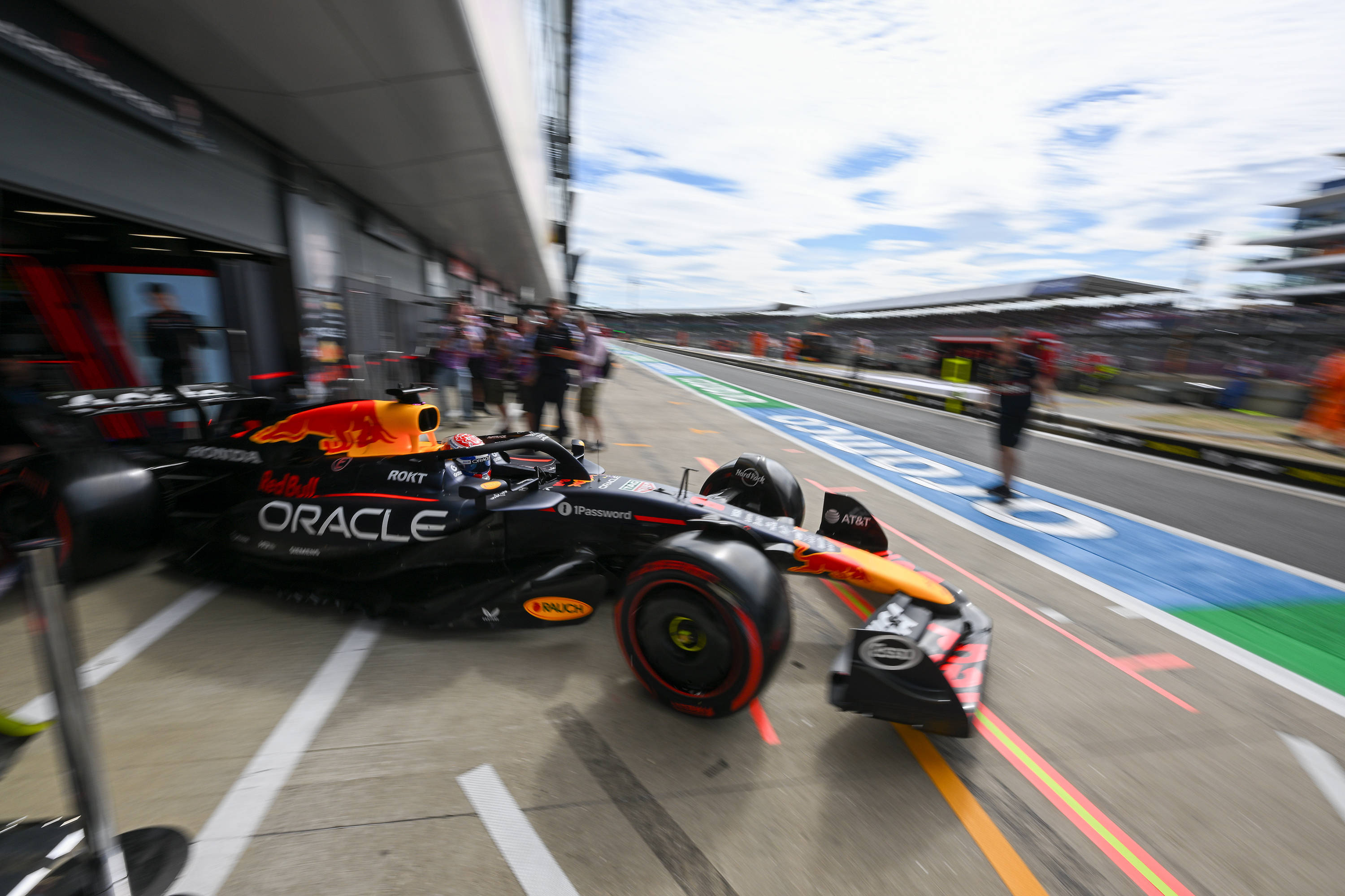 哈斯车队碾压红牛车队,塞恩斯惊艳四座 哈斯车队碾压红牛车队,塞恩斯惊艳四座