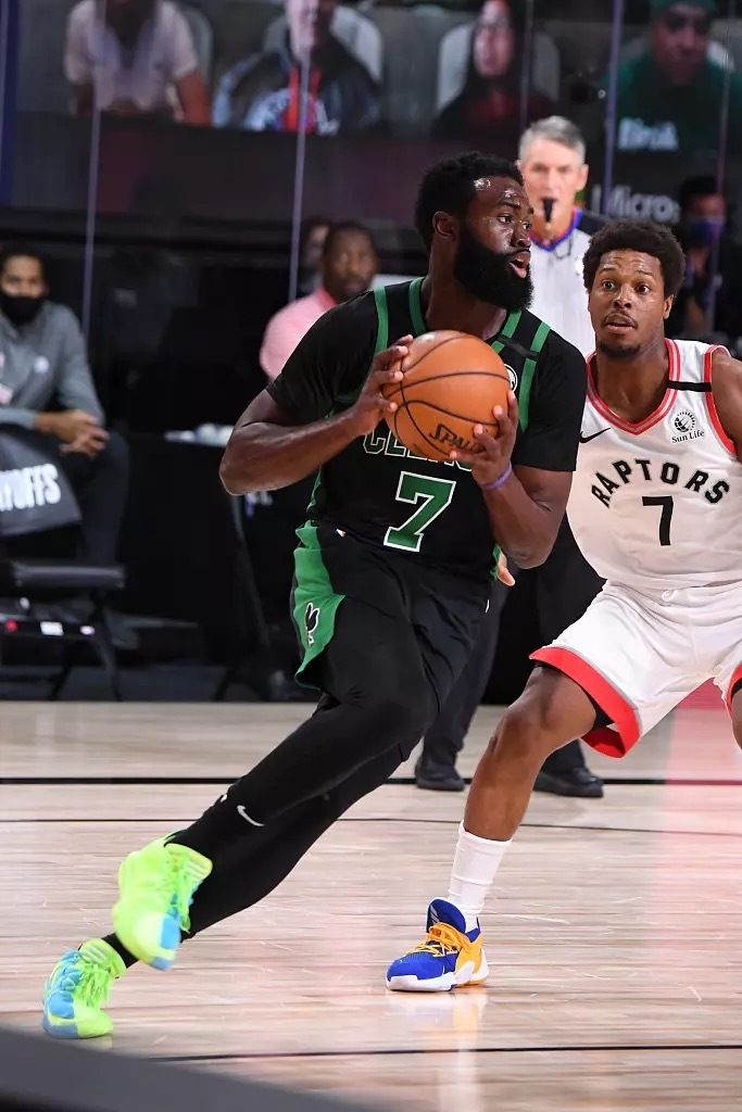 深圳队轻取凯尔特人,范弗利特刷新纪录 深圳队轻取凯尔特人,范弗利特刷新纪录